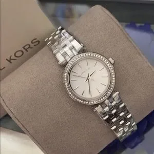 Tell time in a silver link Michael Kors watch? How to set the time on a watch | Michael Kors ⌚? - YouTube main image 3